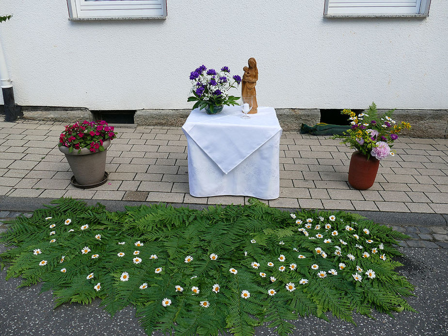 Fronleichnamsaltäre in den Naumburger Straßen (Foto: Karl-Franz Thiede)